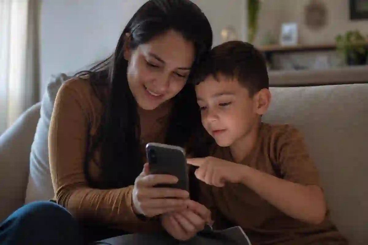 Mãe e filho olhando a Agenda Digital da ClipEscola no celular