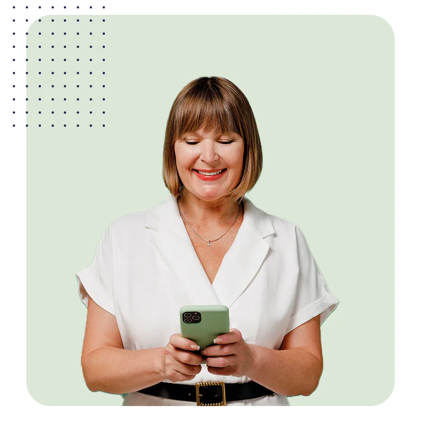 Mulher sorrindo usando celular com aplicativo ClipEscola